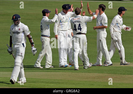 Tim Groenewald du Derbyshire célèbre le guichet de Maurice Chambers - Essex LA CCC vs Derbyshire CCC - LV County Championship Division Two de cricket au sol du comté de Ford, Chelmsford - 25/08/11 Banque D'Images