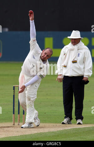 Chris Rushworth dans bowling action pour la CCC vs Essex - Durham Durham CCC - LV County Championship Cricket au sol du comté de Ford, Chelmsford - 09/09/10 Banque D'Images