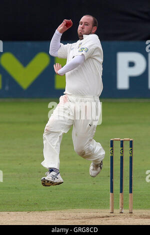 Chris Rushworth dans bowling action pour la CCC vs Essex - Durham Durham CCC - LV County Championship Cricket au sol du comté de Ford, Chelmsford - 09/09/10 Banque D'Images