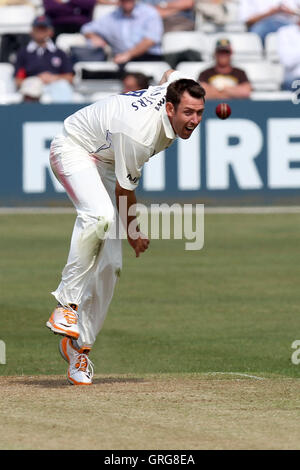 David Master en action bowling d'Essex - Essex LA CCC vs Glamorgan CCC - LV County Championship Division Two de cricket au sol du comté de Ford, Chelmsford - 26/04/11 Banque D'Images