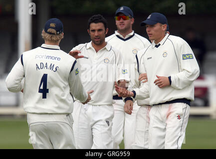 Kabir Ali (2L) de Hampshire réclamations le guichet de Chris Wright - Essex LA CCC vs New Hamsphire CCC - LV County Championship Cricket au sol du comté de Ford, Chelmsford - 12/04/10 Banque D'Images