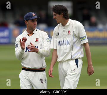 Essex skipper Mark Pettini (L) parle tactique avec Chris Wright - Essex Kent vs CCC CCC - LV County Championship Division One de cricket au sol du comté de Ford, Chelmsford - 10/05/10 Banque D'Images