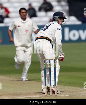 Azhar Mahmood affirme le guichet du batteur Chris Wright - Essex Essex Kent vs CCC CCC - LV County Championship Division One de cricket au sol du comté de Ford, Chelmsford - 12/05/10 Banque D'Images