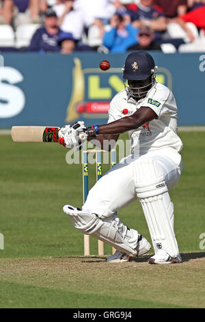 Robbie Joseph de Kent se soustrait de justesse un Maurice Chambers bouncer - Essex Kent vs CCC CCC - LV County Championship Division Two de cricket au sol du comté de Ford, Chelmsford - 08/04/11 Banque D'Images