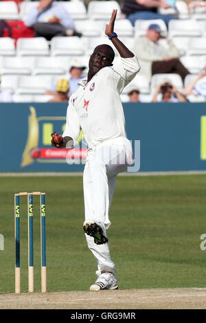 Robbie Joseph dans bowling pour action - Essex Kent Kent vs CCC CCC - LV County Championship Division Two à la Ford Comté Masse - 10/04/11 Banque D'Images