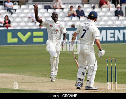 Robbie Joseph de Kent affirme que le guichet de l'état civil le capitaine James Foster - Essex Essex Kent vs CCC CCC - LV County Championship Division Two à la Ford Comté Masse - 11/04/11 Banque D'Images