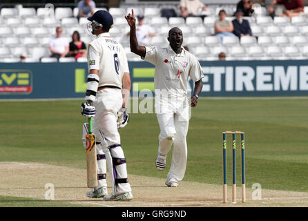 Robbie Joseph de Kent célèbre en tenant le wicket gagnante match de batteur Essex Essex Reece Topley - LA CCC vs Kent CCC - LV County Championship Division Two à la Ford Comté Masse - 11/04/11 Banque D'Images