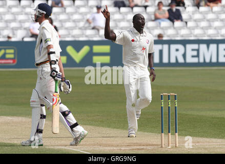 Robbie Joseph de Kent célèbre en tenant le wicket gagnante match de batteur Essex Essex Reece Topley - LA CCC vs Kent CCC - LV County Championship Division Two à la Ford Comté Masse - 11/04/11 Banque D'Images