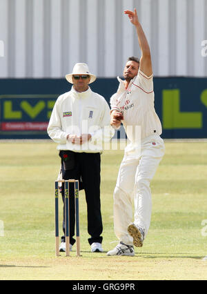 Sajid Mahmood de Lancs dans bowling action - LA CCC vs Essex Lancashire CCC - LV County Championship Division One au sol de cricket du comté de Ford, Chelmsford - 21/04/10 Banque D'Images