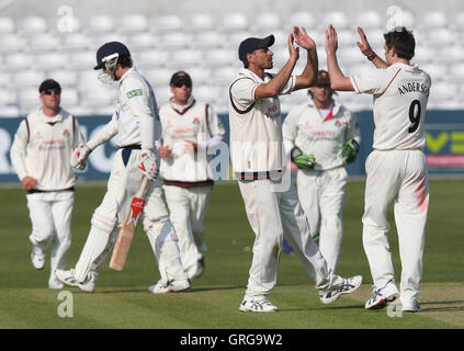 James Anderson (R) de Lancashire clebrates le guichet de Chris Wright - Essex LA CCC vs Lancashire CCC - LV County Championship Division One au sol de cricket du comté de Ford, Chelmsford - 21/04/10 Banque D'Images