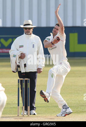 James Anderson à bowling action pour Lancashire - Essex LA CCC vs Lancashire CCC - LV County Championship Division One au sol de cricket du comté de Ford, Chelmsford - 22/04/10 Banque D'Images