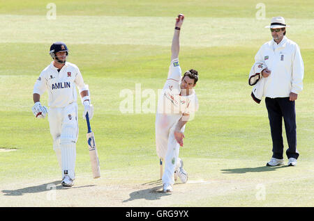 James Anderson à bowling action pour Lancashire - Essex LA CCC vs Lancashire CCC - LV County Championship Division One au sol de cricket du comté de Ford, Chelmsford - 23/04/10 Banque D'Images