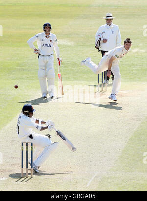 James Anderson de Lancashire envoie un videur sur la tête de Maurice Chambers - Essex LA CCC vs Lancashire CCC - LV County Championship Division One au sol de cricket du comté de Ford, Chelmsford - 23/04/10 Banque D'Images