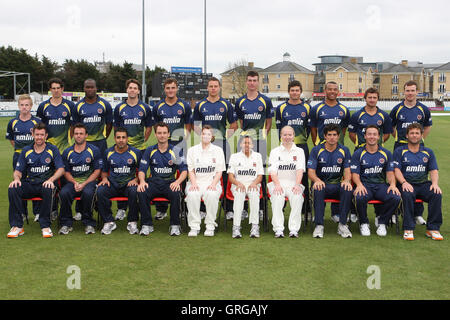 Les joueurs d'Essex posent pour une photo de l'équipe dans leur Friends Provident T20 kit avec des représentants de l'équipe féminine - Essex CCC Appuyez sur Jour à la Ford Comté Rez, Chelmsford - 05/04/11