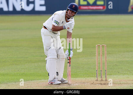 Alastair Cook, de l'Essex en Angleterre et la CCC se prépare à faire face à sa première livraison de la saison 2011 - LA CCC vs Essex CCC - Worcestershire County Cricket Match amical à la Ford Comté Rez, Chelmsford - 30/03/11 Banque D'Images