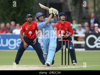 James Foster (R) et Ravi Bopara peuvent seulement regarder comme Wes Durston six scores est de Derbyshire - Essex Eagles vs Derbyshire Phantoms - Clydesdale Bank CB40 au cricket, le parc du château de Colchester - 22/08/10 Banque D'Images