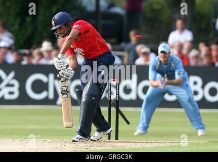 Ravi Bopara d'Essex est joué par Mark Footitt - Essex Eagles vs Derbyshire Phantoms - Clydesdale Bank CB40 au cricket, le parc du château de Colchester - 22/08/10 Banque D'Images