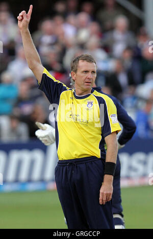 Dominic Cork de Hampshire célèbre le guichet de Matt Walker - Essex Eagles vs Hampshire Royals - Amis de la vie T20 Cricket la Ford Comté Rez, Chelmsford - 23/06/11 Banque D'Images