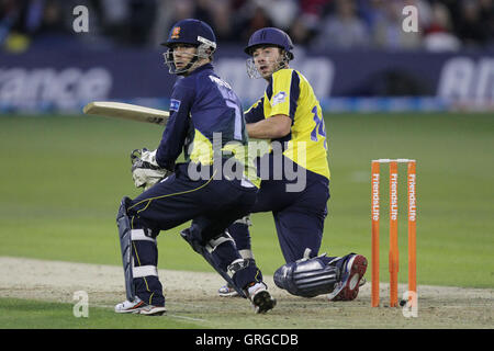 James Foster d'Essex peuvent seulement regarder comme James Vince sweeps - Essex Eagles vs Hampshire Royals - Amis de la vie T20 Cricket la Ford Comté Rez, Chelmsford - 23/06/11 Banque D'Images