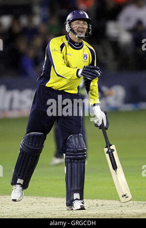 Dominic Cork montre sa frustration car le jeu s'éloigne du Hampshire - Essex Eagles vs Hampshire Royals - Amis de la vie T20 Cricket la Ford Comté Rez, Chelmsford - 23/06/11 Banque D'Images