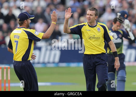 Dominic Cork de Hampshire célèbre le guichet de Matt Walker - Essex Eagles vs Hampshire Royals - Amis de la vie T20 Cricket la Ford Comté Rez, Chelmsford - 23/06/11 Banque D'Images