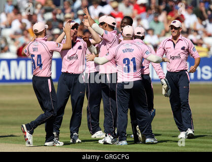 Les joueurs de Middlesex célébrer le guichet de Alastair Cook - Essex Eagles vs Middlesex Panthers - Friends Provident vingt 20 T20 Cricket au sol du comté de Ford, Chelmsford, Essex - 18/07/10 Banque D'Images