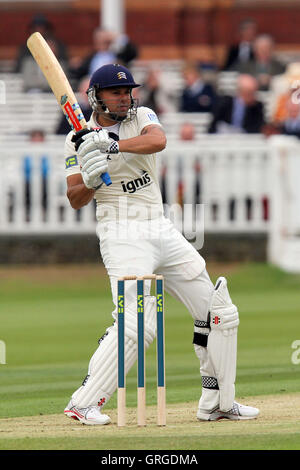 Scott Newman en action au bâton pour Middlesex - Middlesex CCC vs Essex CCC - LV County Championship Division deux seigneurs à la masse - 14/04/11 Banque D'Images