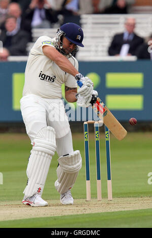 Scott Newman en action au bâton pour Middlesex - Middlesex CCC vs Essex CCC - LV County Championship Division deux seigneurs à la masse - 14/04/11 Banque D'Images