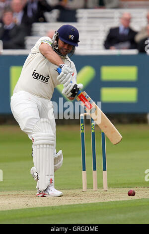 Scott Newman en action au bâton pour Middlesex - Middlesex CCC vs Essex CCC - LV County Championship Division deux seigneurs à la masse - 14/04/11 Banque D'Images