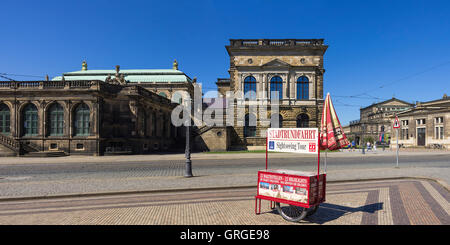 Billetterie et s'arrêtent en face de l'Zwinger dans la ville de Dresde, Saxe, Allemagne Banque D'Images