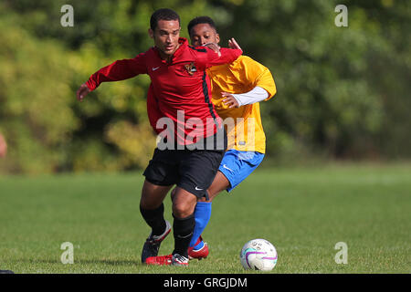 Clapton Rangers (jaune) vs Tottenham Phoenix, Hackney & Leyton dimanche Football ligue à Hackney Marshes, London, Angleterre le 27/09/2015 Banque D'Images