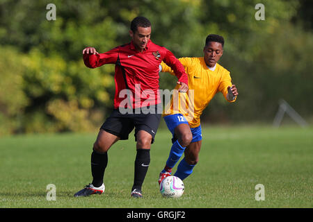 Clapton Rangers (jaune) vs Tottenham Phoenix, Hackney & Leyton dimanche Football ligue à Hackney Marshes, London, Angleterre le 27/09/2015 Banque D'Images