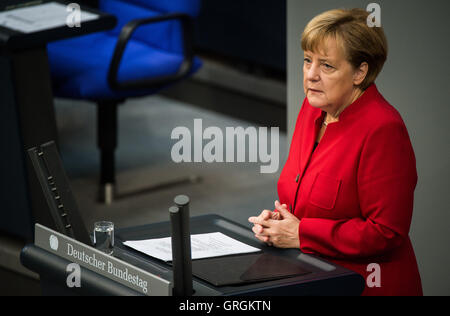 Berlin, Allemagne. 30Th Jun 2016. La chancelière Angela Merkel (CDU) s'exprimant au Bundestag à Berlin, Allemagne, 7 septembre 2016. Le parlement continue le débat à propos de la famille de 2017. PHOTO : SOPHIA KEMBOWSKI/dpa/Alamy Live News Banque D'Images