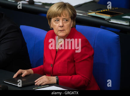 Berlin, Allemagne. 30Th Jun 2016. La chancelière Angela Merkel (CDU) au Bundestag à Berlin, Allemagne, 7 septembre 2016. Le parlement continue le débat à propos de la famille de 2017. PHOTO : SOPHIA KEMBOWSKI/dpa/Alamy Live News Banque D'Images