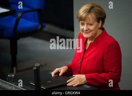 Berlin, Allemagne. 30Th Jun 2016. La chancelière Angela Merkel (CDU) s'exprimant au Bundestag à Berlin, Allemagne, 7 septembre 2016. Le parlement continue le débat à propos de la famille de 2017. PHOTO : SOPHIA KEMBOWSKI/dpa/Alamy Live News Banque D'Images