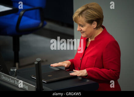 Berlin, Allemagne. 30Th Jun 2016. La chancelière Angela Merkel (CDU) s'exprimant au Bundestag à Berlin, Allemagne, 7 septembre 2016. Le parlement continue le débat à propos de la famille de 2017. PHOTO : SOPHIA KEMBOWSKI/dpa/Alamy Live News Banque D'Images