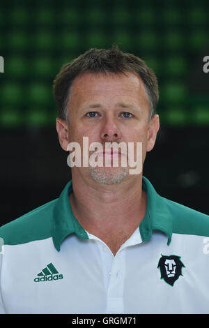 Mlada Boleslav, République tchèque. 07Th Nov, 2016. Docteur Radek Langer de team BK Mlada Boleslav pose pour le photographe, l'Extraliga tchèque, saison 2016/2017 ligue de hockey sur glace, le 7 septembre 2016. © Radek Petrasek/CTK Photo/Alamy Live News Banque D'Images