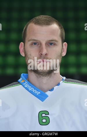 Mlada Boleslav, République tchèque. 07Th Nov, 2016. Joueur de hockey sur glace de l'équipe de Tomas Postar BK Mlada Boleslav pose pour le photographe, l'Extraliga tchèque, saison 2016/2017 ligue de hockey sur glace, le 7 septembre 2016. © Radek Petrasek/CTK Photo/Alamy Live News Banque D'Images