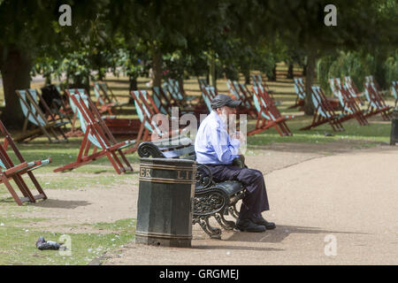 London UK.7 septembre 2016. Les gens profiter de la chaude et humide humide, dans Hyde Park London Crédit : amer ghazzal/Alamy Live News Banque D'Images