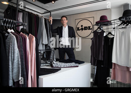 Hambourg, Allemagne. 30Th Jun 2016. Jan Bock, président-directeur général de l'achat à Lidl Allemagne, debout dans un pop up store à Neuer Wall à Hambourg, Allemagne, 7 septembre 2016. Entre 8 et 17 septembre 2016, la chaîne de supermarchés présente une collection de qualité sa marque Esmara. PHOTO : CHRISTIAN CHARISIUS/dpa/Alamy Live News Banque D'Images