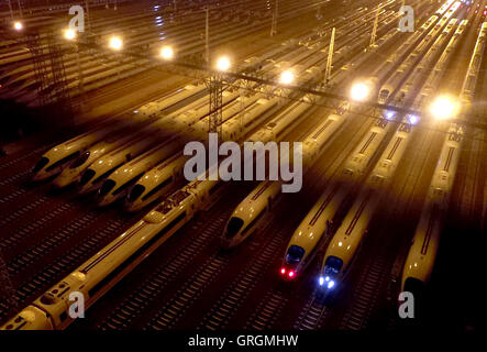 Zhengzhou. Sep 6, 2016. Photo prise le 6 septembre 2016 montre des trains à grande vitesse CRH d'être révisé à un centre de maintenance à Zhengzhou, capitale de la province du Henan en Chine centrale. © Li Un/Xinhua/Alamy Live News Banque D'Images