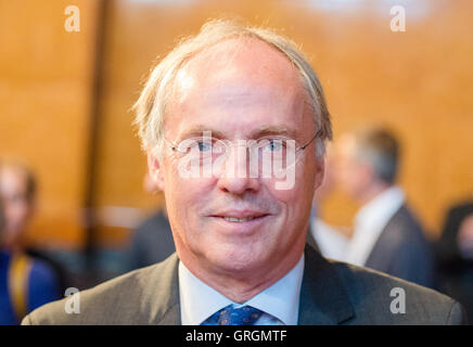 Hambourg, Allemagne. 30Th Jun 2016. Hans Clevers smiling biologiste à l'occasion de la cérémonie de remise du Prix pour l'Koerber Science 2016 à l'hôtel de ville de Hambourg, Allemagne, 7 septembre 2016. PHOTO : DANIEL BOCKWOLDT/dpa/Alamy Live News Banque D'Images