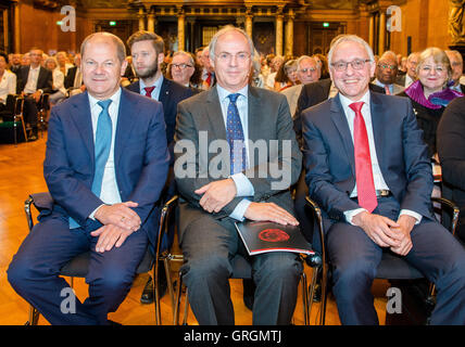 Hambourg, Allemagne. 30Th Jun 2016. Le biologiste Hans Clevers (c) assis à côté de Hambourg, Maire Olaf Scholz (l) et Lothar Dittmer, président de la fondation Koerber, à l'occasion de la cérémonie de remise du Prix pour l'Koerber Science 2016 à l'hôtel de ville de Hambourg, Allemagne, 7 septembre 2016. PHOTO : DANIEL BOCKWOLDT/dpa/Alamy Live News Banque D'Images