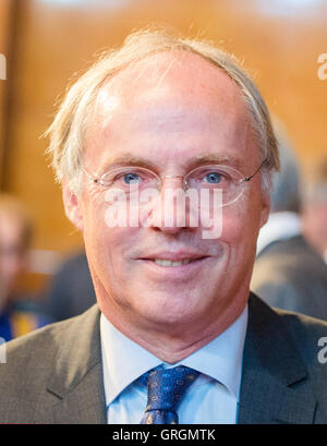 Hambourg, Allemagne. 30Th Jun 2016. Hans Clevers smiling biologiste à l'occasion de la cérémonie de remise du Prix pour l'Koerber Science 2016 à l'hôtel de ville de Hambourg, Allemagne, 7 septembre 2016. PHOTO : DANIEL BOCKWOLDT/dpa/Alamy Live News Banque D'Images