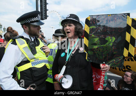 Londres, Royaume-Uni. 7 Septembre, 2016. Les protestataires s'assit au milieu de Westminster Bridge pour protester contre les compressions continues aux personnes handicapées par la NHS,parmi une très forte présence policière, le chaos de la circulation dans la capitale enused Crédit : Paul/Quezada-Neiman Alamy Live News Banque D'Images