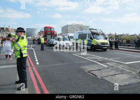 Londres, Royaume-Uni. 7 Septembre, 2016. Les protestataires s'assit au milieu de Westminster Bridge pour protester contre les compressions continues aux personnes handicapées par la NHS,parmi une très forte présence policière, le chaos de la circulation dans la capitale enused Crédit : Paul/Quezada-Neiman Alamy Live News Banque D'Images