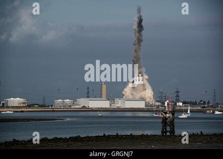 Queenborough, Kent, UK. 30Th Jun 2016. Démolition de la centrale électrique de grain cheminée. La cheminée s'enfonce dans un nuage de débris. Crédit : Ben Holmes/Alamy Live News Banque D'Images