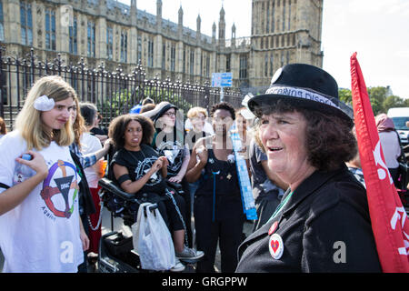 Londres, Royaume-Uni. 7 Septembre, 2016. Des militants d'handicapés contre les coupures (ATLC) bloquer le pont de Westminster au cours du premier ministre Question Temps d'appeler le premier ministre Theresa Mai à rendre publiques les conclusions de l'enquête de l'ONU sur les violations des droits des personnes sourdes et handicapées au Royaume-Uni, de supprimer l'évaluation de la capacité de travail et de s'engager à prévenir les décès liés aux prestations. Credit : Mark Kerrison/Alamy Live News Banque D'Images