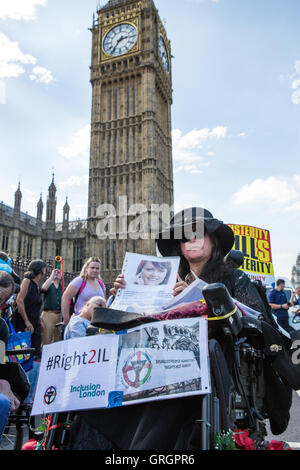 Londres, Royaume-Uni. 7 Septembre, 2016. Des militants d'handicapés contre les coupures (ATLC) bloquer le pont de Westminster au cours du premier ministre Question Temps d'appeler le premier ministre Theresa Mai à rendre publiques les conclusions de l'enquête de l'ONU sur les violations des droits des personnes sourdes et handicapées au Royaume-Uni, de supprimer l'évaluation de la capacité de travail et de s'engager à prévenir les décès liés aux prestations. Credit : Mark Kerrison/Alamy Live News Banque D'Images