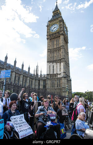 Londres, Royaume-Uni. 7 Septembre, 2016. Des militants d'handicapés contre les coupures (ATLC) bloquer le pont de Westminster au cours du premier ministre Question Temps d'appeler le premier ministre Theresa Mai à rendre publiques les conclusions de l'enquête de l'ONU sur les violations des droits des personnes sourdes et handicapées au Royaume-Uni, de supprimer l'évaluation de la capacité de travail et de s'engager à prévenir les décès liés aux prestations. Credit : Mark Kerrison/Alamy Live News Banque D'Images